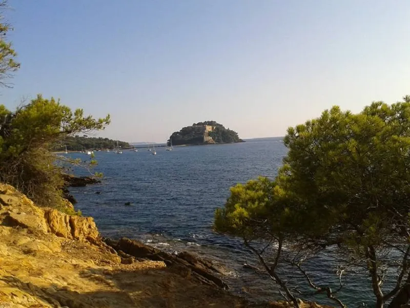 Sentier côtier avec rochers