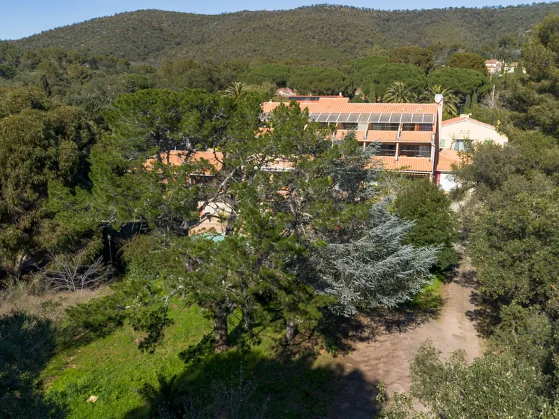 Vue aérienne de l'hôtel et de la côte