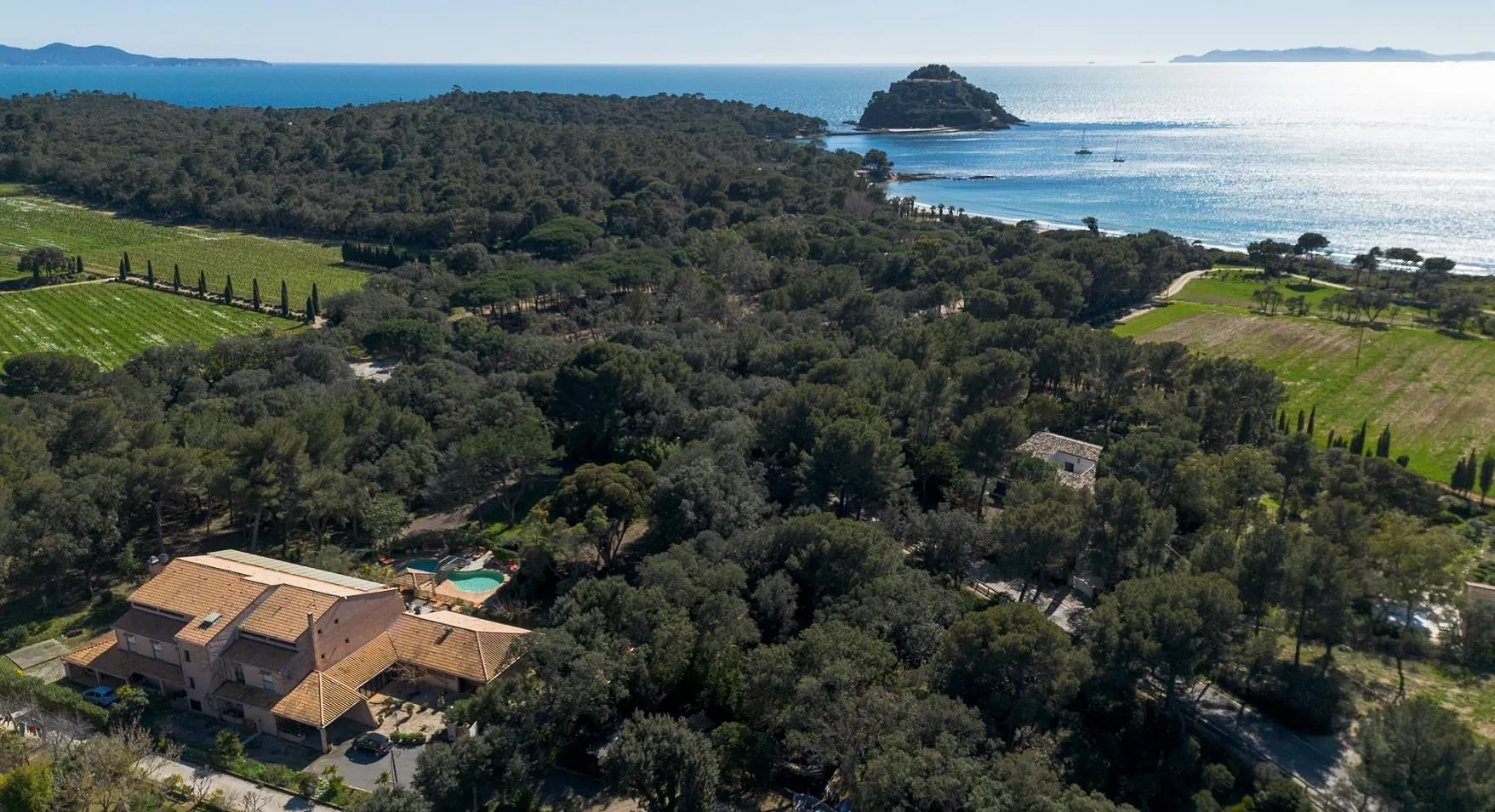 Vue aérienne par drone de l'hôtel et de ses environs