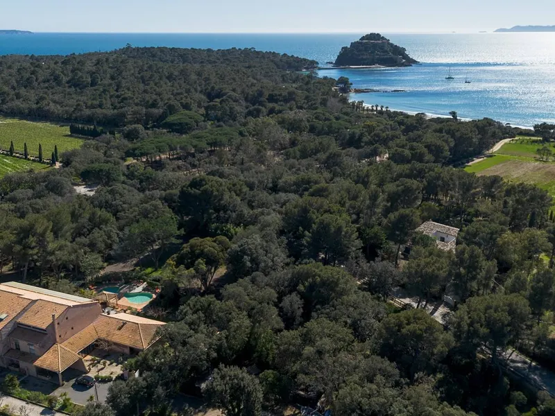Vue aérienne de l'hôtel et de ses environs
